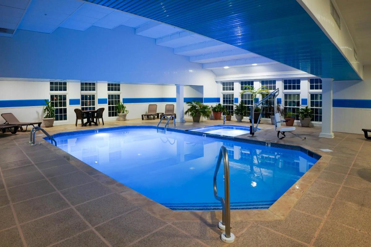 Comfort Suites Chincoteague Island Bayfront Resort - Housity