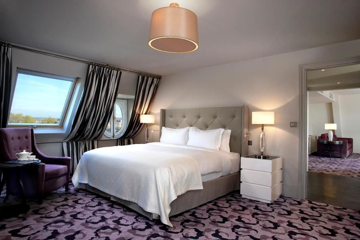 Un ou plusieurs lits dans un hébergement de l'établissement Waldorf Astoria Versailles - Trianon Palace