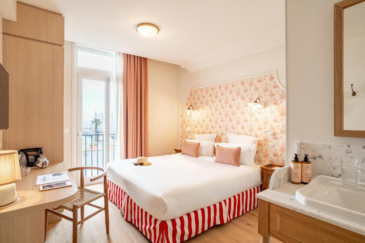 une chambre d'hôtel avec un lit et un lavabo dans l'établissement Villa Camille Hotel & Spa, à Banyuls-sur-Mer