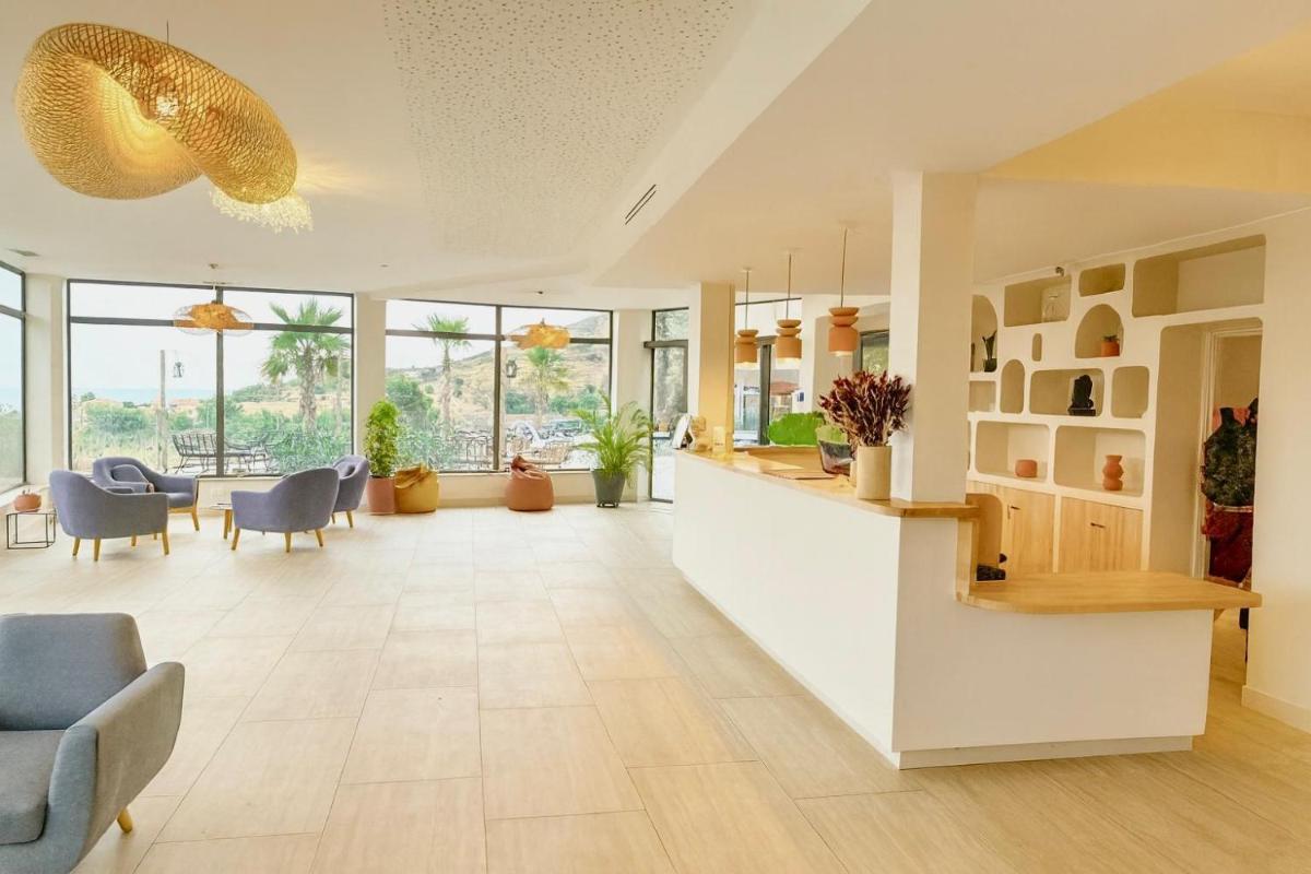 Coin salon dans l'établissement Les Jardins du Cèdre, Boutique hôtel & gastronomie