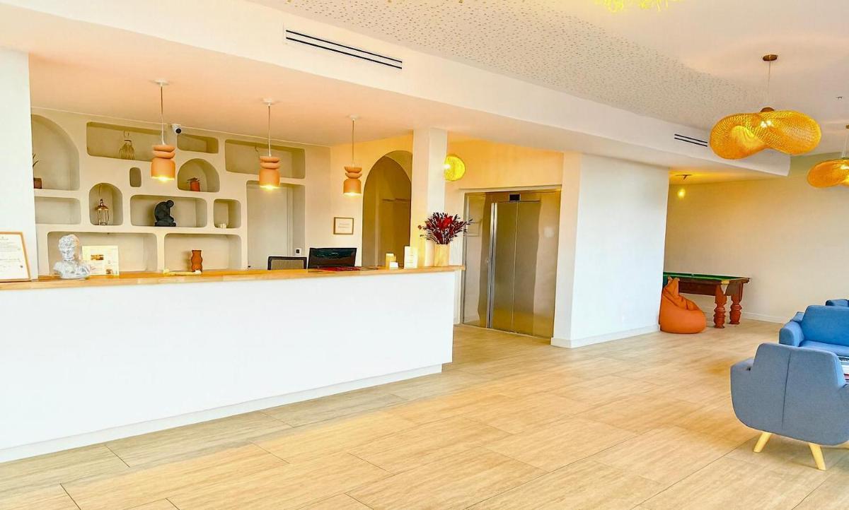 Coin salon dans l'établissement Les Jardins du Cèdre, Boutique hôtel & gastronomie