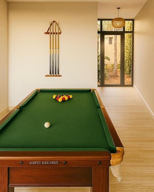 Billard dans l'établissement Les Jardins du Cèdre, Boutique hôtel & gastronomie