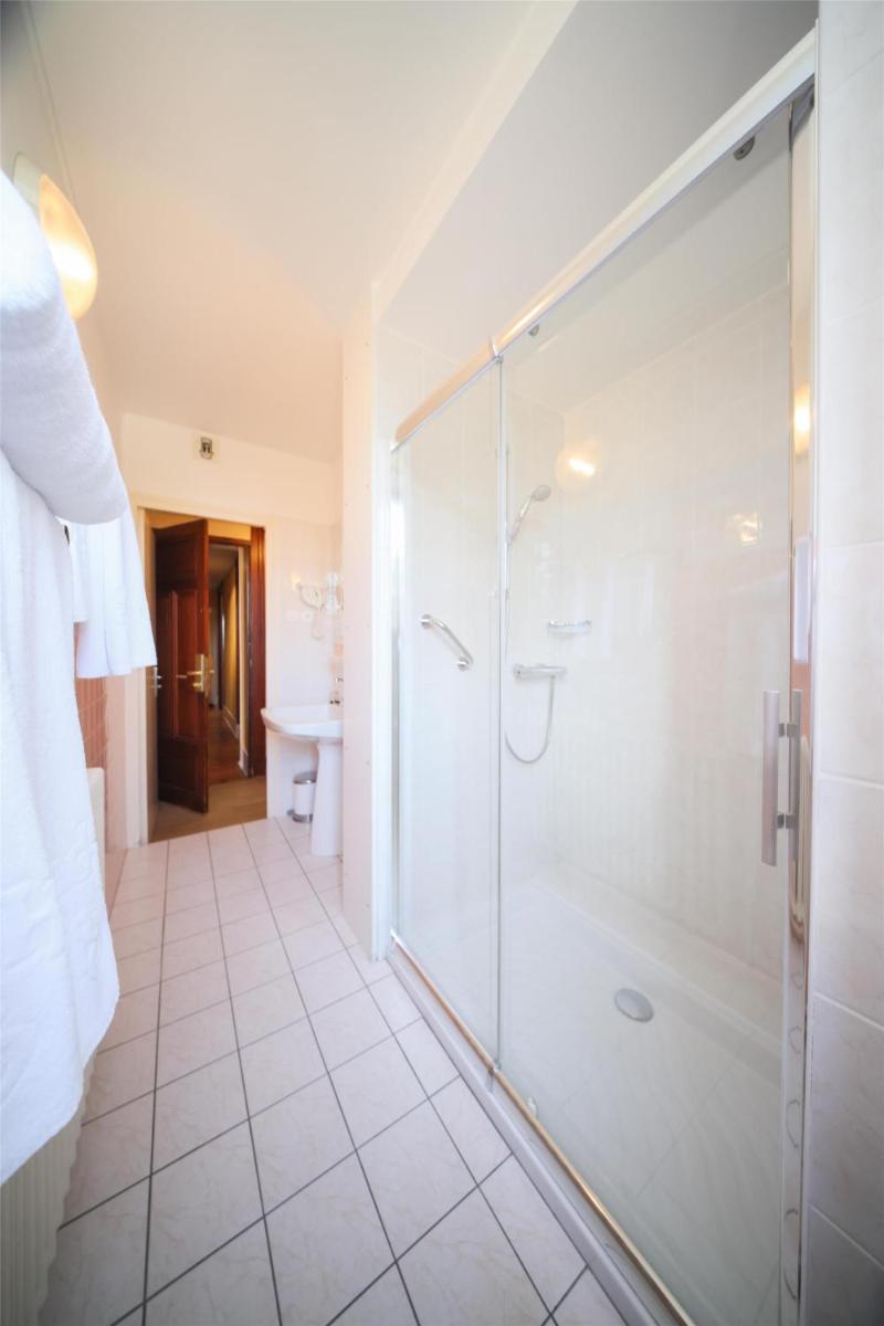 Salle de bains dans l'établissement Best Western Grand Hotel de Paris & Spa