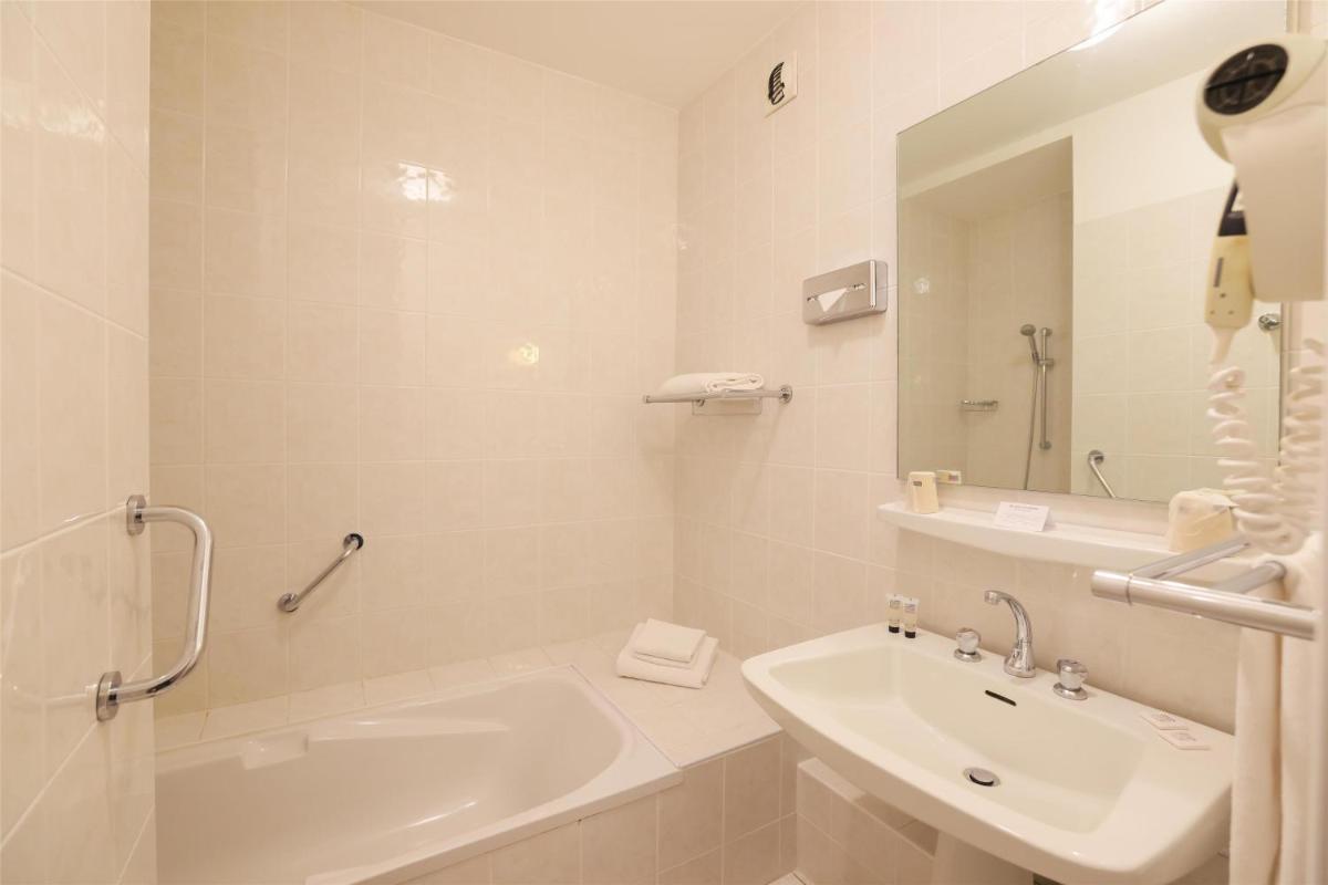Salle de bains dans l'établissement Best Western Grand Hotel de Paris & Spa