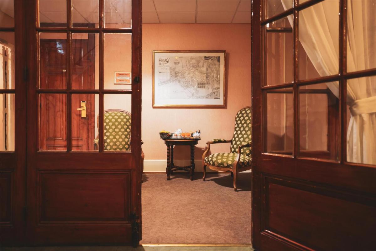 Coin salon dans l'établissement Best Western Grand Hotel de Paris & Spa