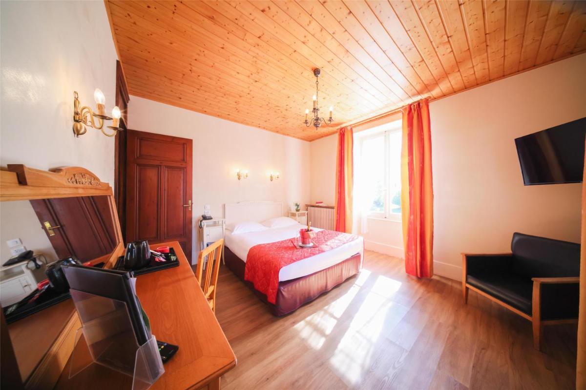 une chambre avec un lit et une télévision dans une pièce dans l'établissement Best Western Grand Hotel de Paris & Spa, à Villard-de-Lans