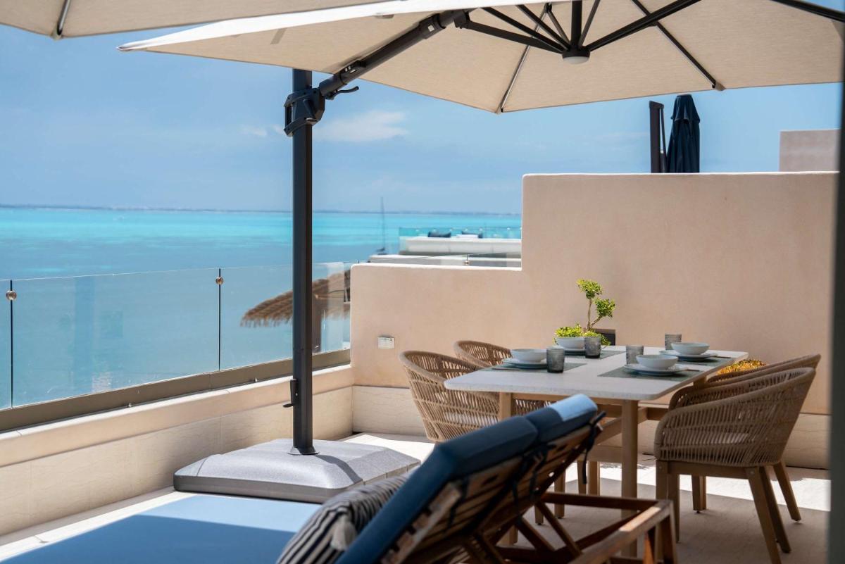Beachfront Luxe Penthouse Studio in Isla Mujeres - Housity