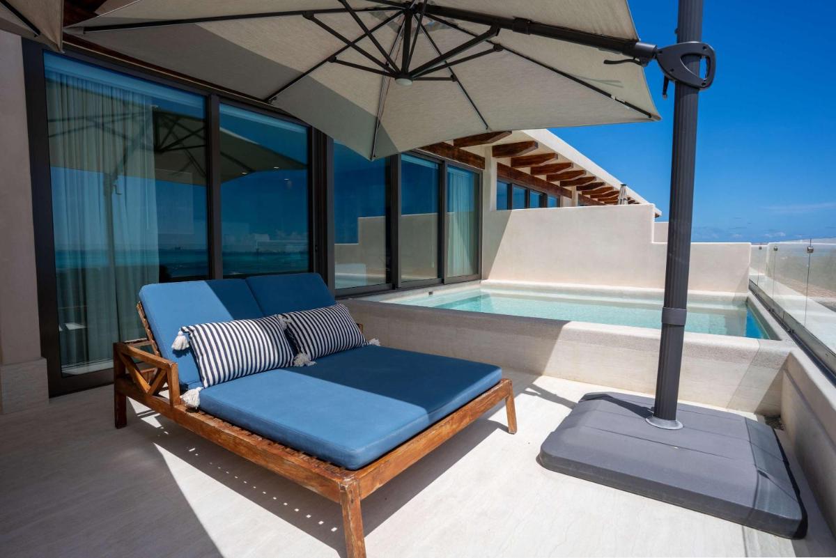 Beachfront Luxe Penthouse Studio in Isla Mujeres - Housity