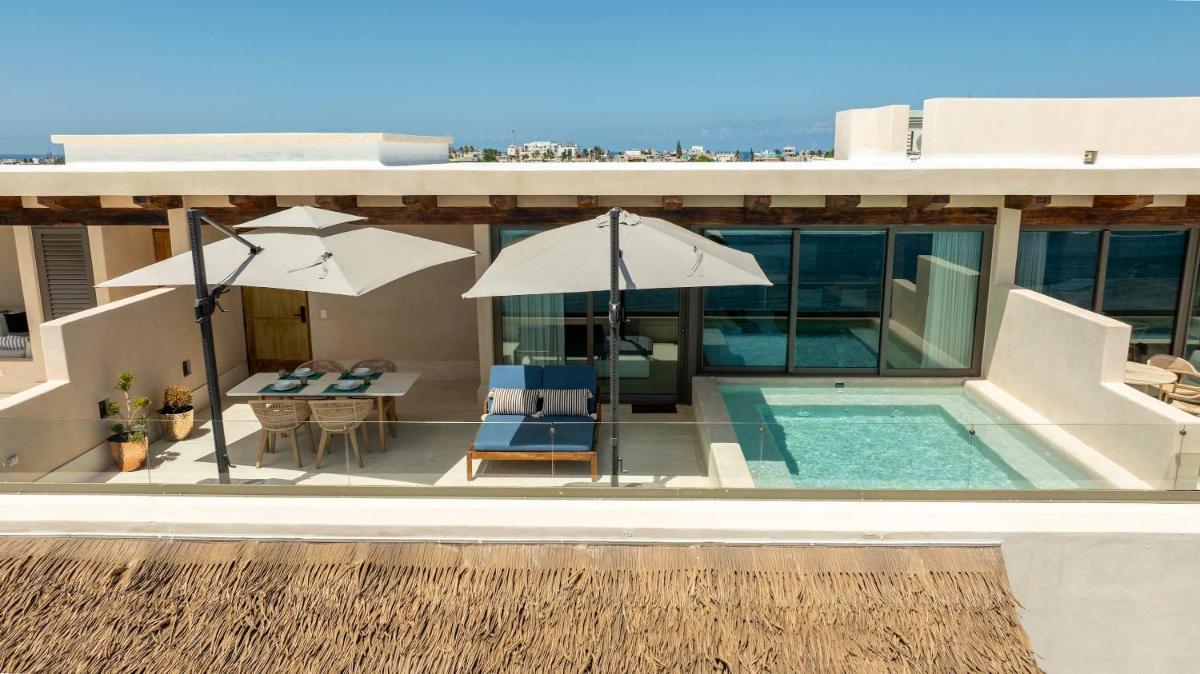 Beachfront Luxe Penthouse Studio in Isla Mujeres - Housity