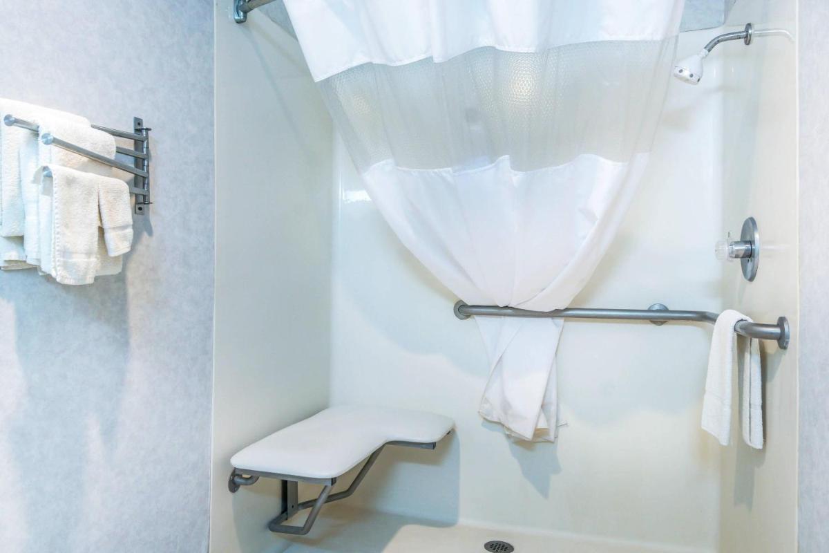 Econo Lodge Inn & Suites Sweetwater I-20 - Housity