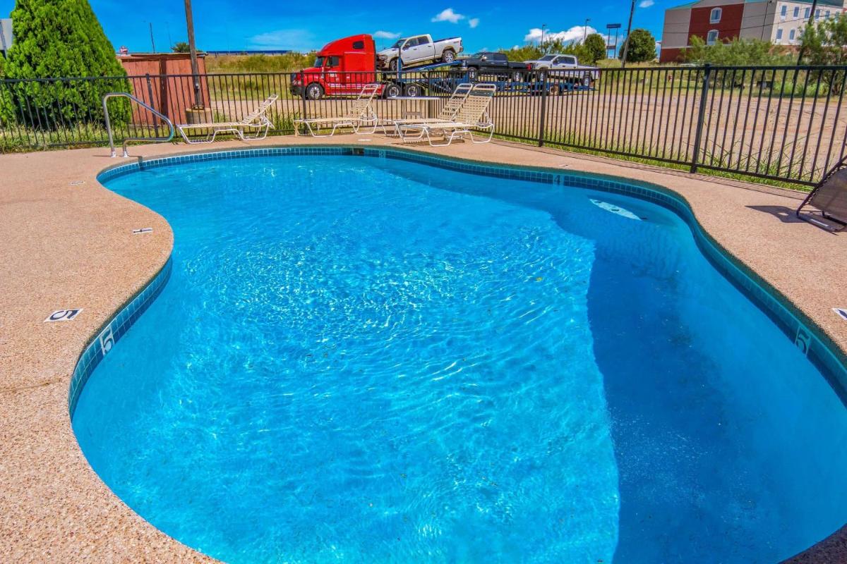 Econo Lodge Inn & Suites Sweetwater I-20 - Housity