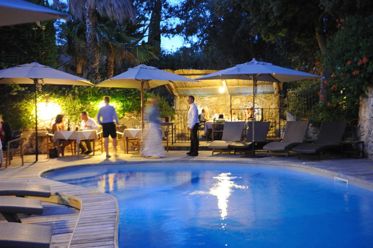 Piscine de l'établissement Lodge de Charme A Cheda ou située à proximité