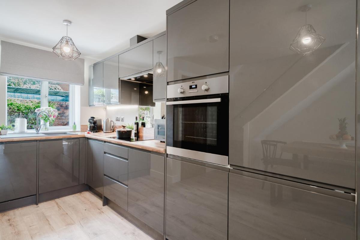 Cosy 2BDR Cottage With Free Parking - Housity