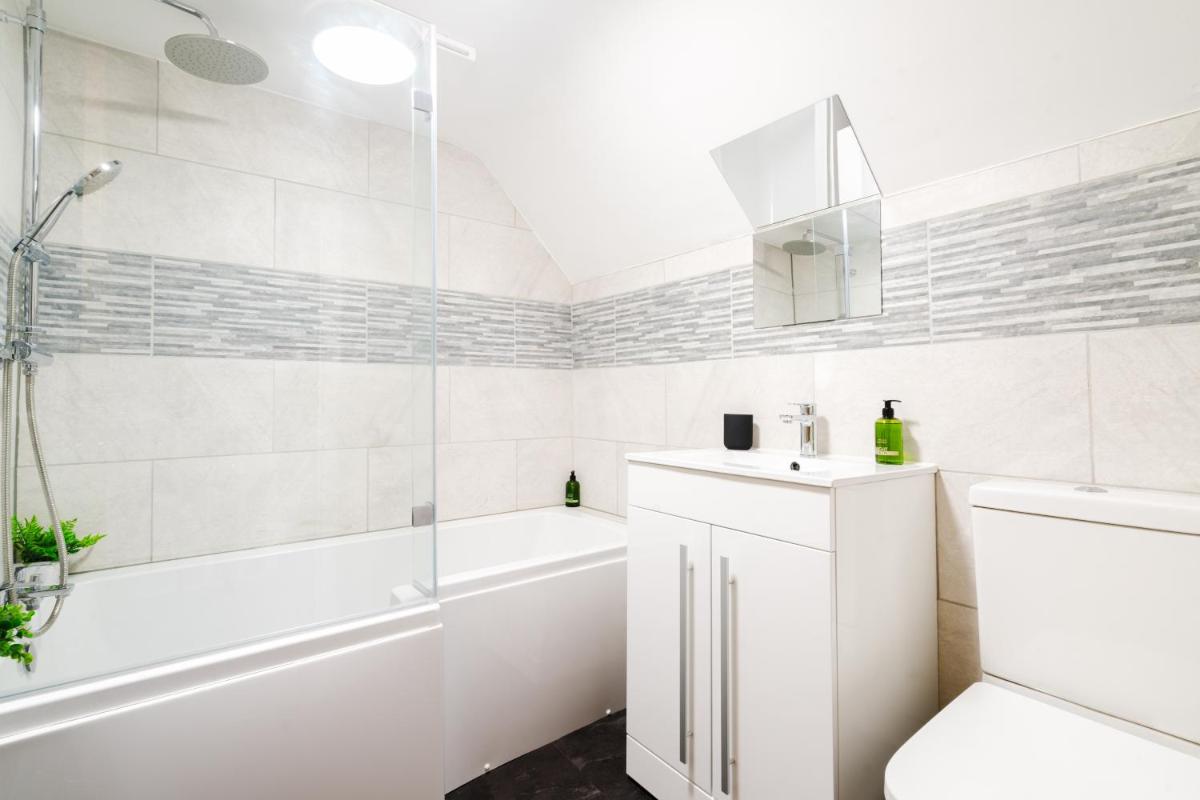 Cosy 2BDR Cottage With Free Parking - Housity
