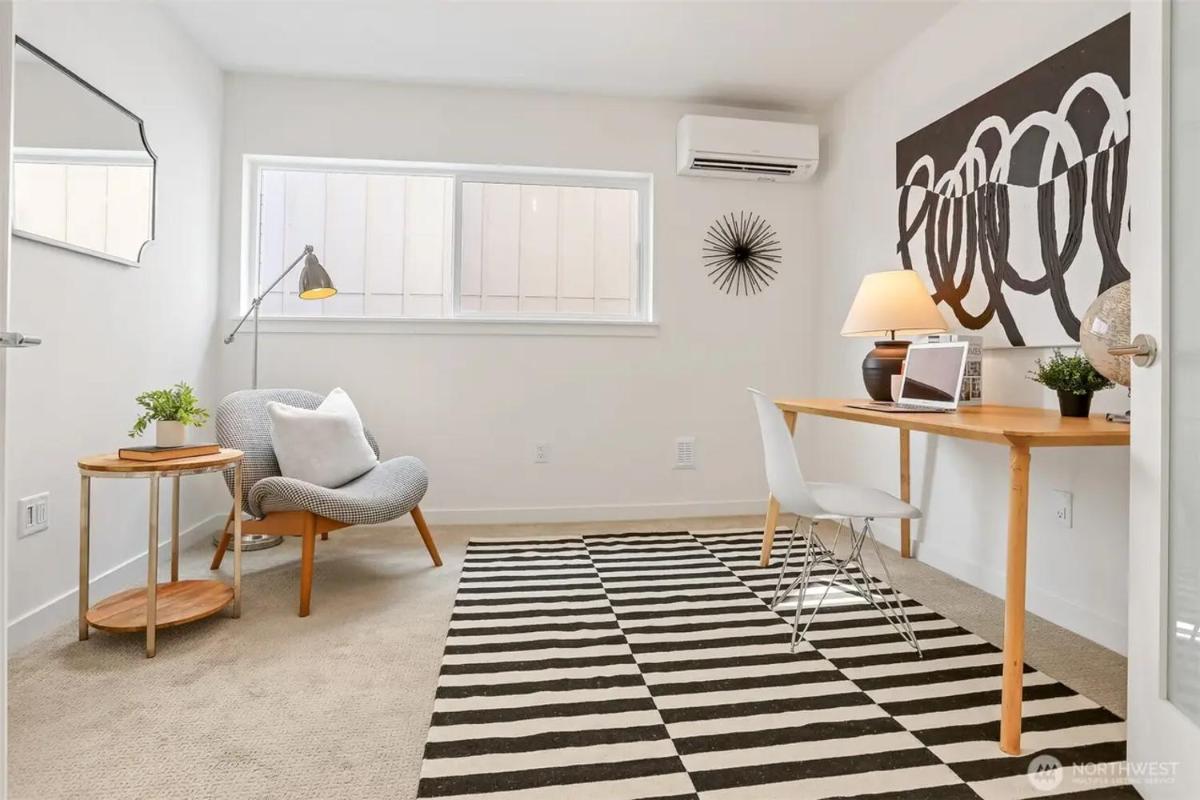 Ballard 5 bedroom Family Vacation Home - Housity