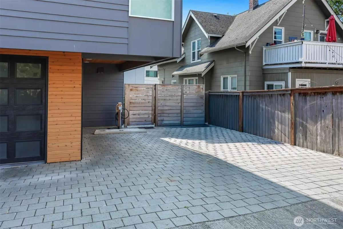Ballard 5 bedroom Family Vacation Home - Housity