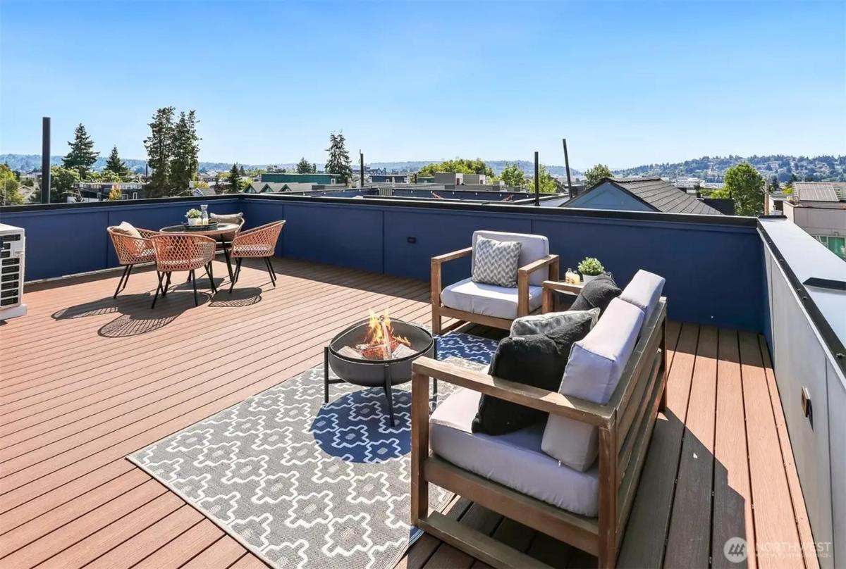 Ballard 5 bedroom Family Vacation Home - Housity