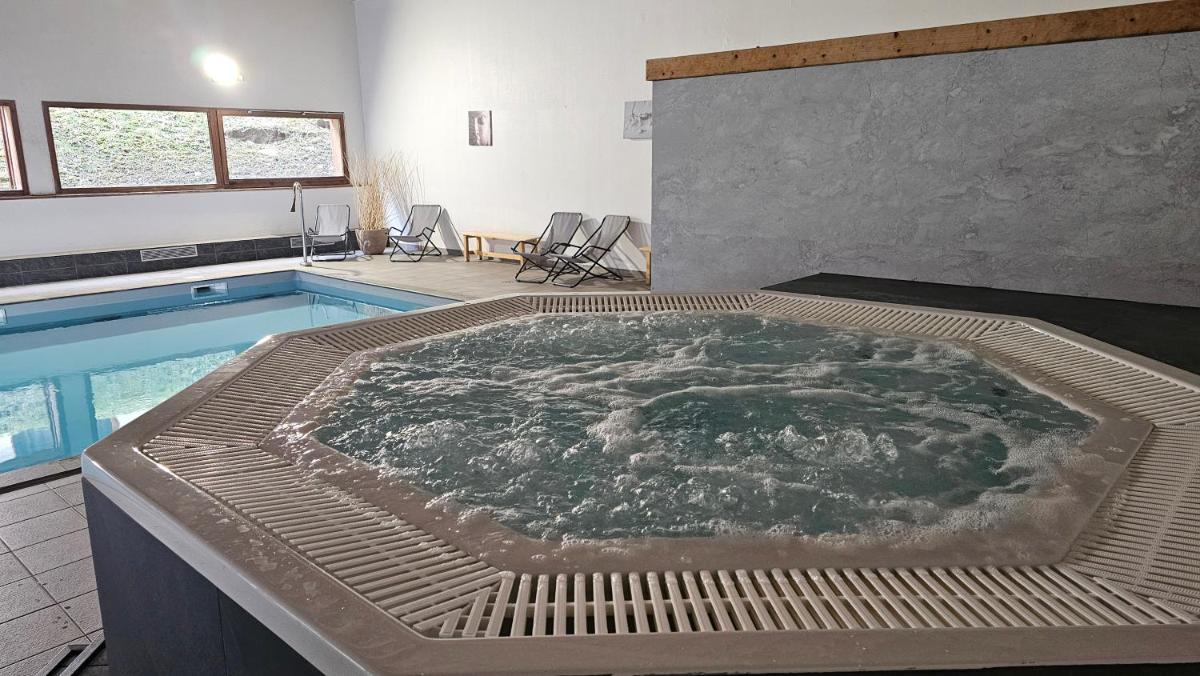 Piscine de l'établissement Résidence Orelle 3 vallées by AltiResid ou située à proximité
