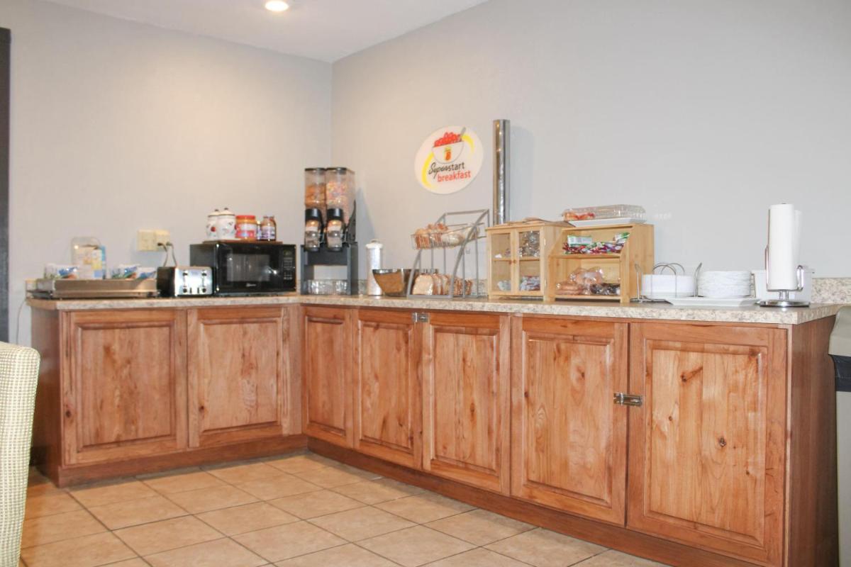 Super 8 by Wyndham Williston ND - Housity