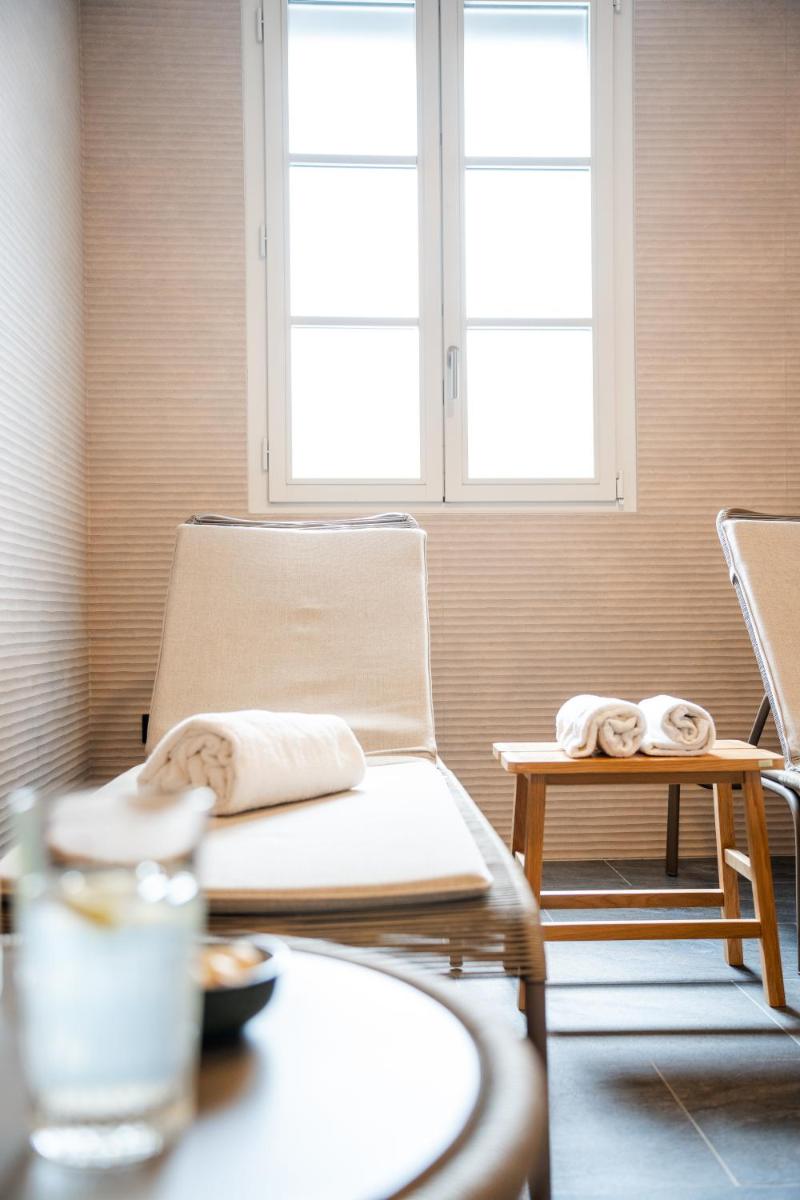 Coin salon dans l'établissement L'INVITATION AU VOYAGE - Hôtel & Spa
