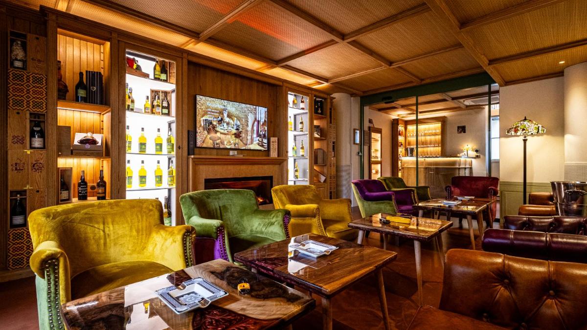 un restaurant avec des chaises et des tables dans une salle dans l'établissement Hôtel Le Cep & Spa, à Beaune