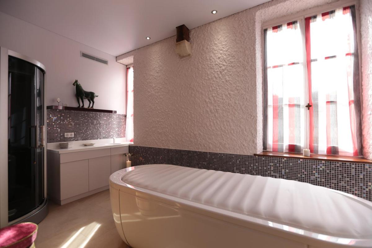 Salle de bains dans l'établissement Hôtel Le Cep & Spa
