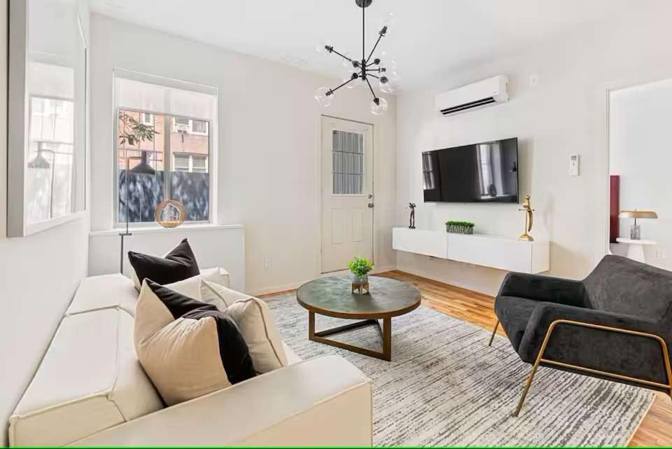 Luxury 3BR Duplex w Private Patio in Upper East - Hizvo