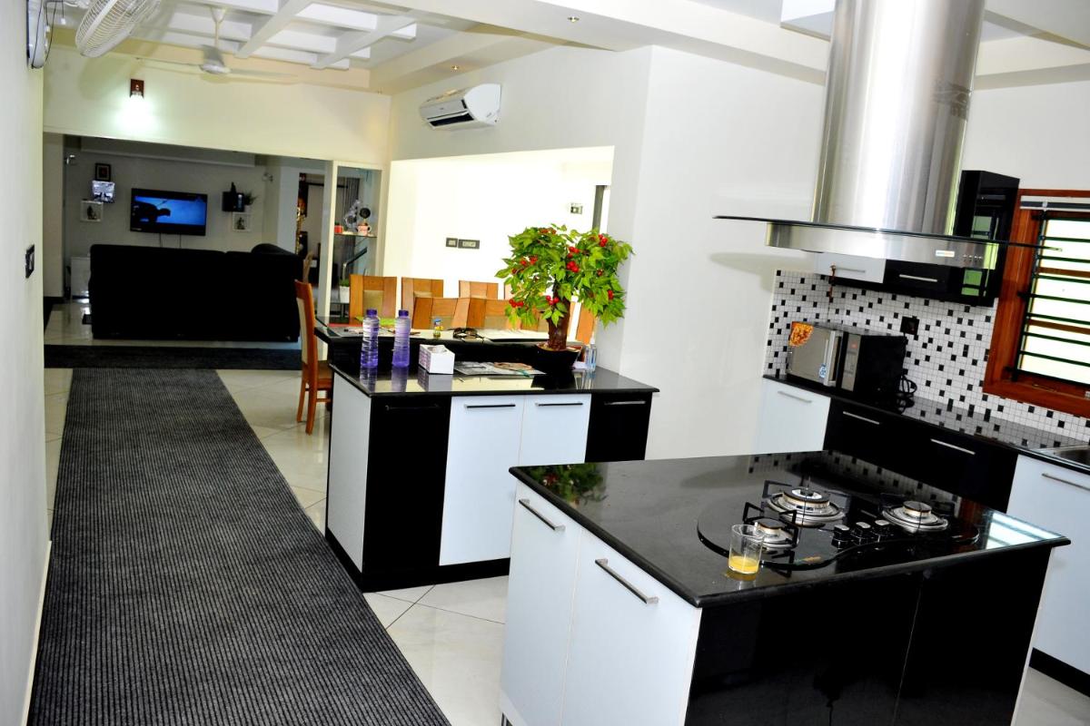 Shamrock Home Stay (5-Bedroom Bungalow) - Housity