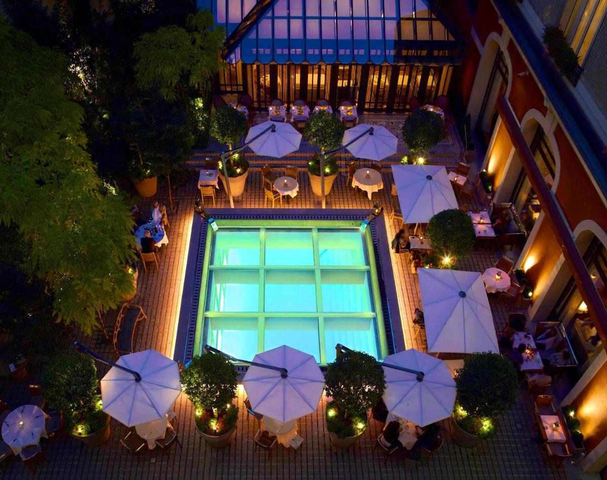 Piscine de l'établissement Hôtel Le Royal Monceau Raffles Paris ou située à proximité