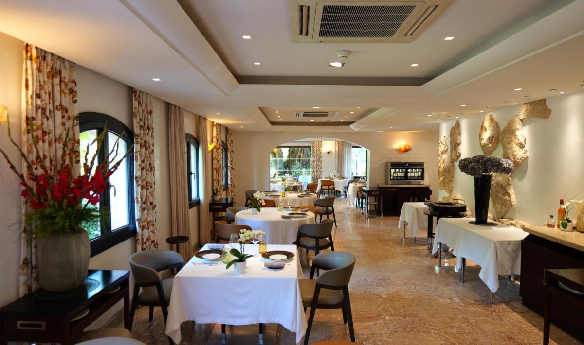 Restaurant ou autre lieu de restauration dans l'établissement Hostellerie Les Gorges De Pennafort