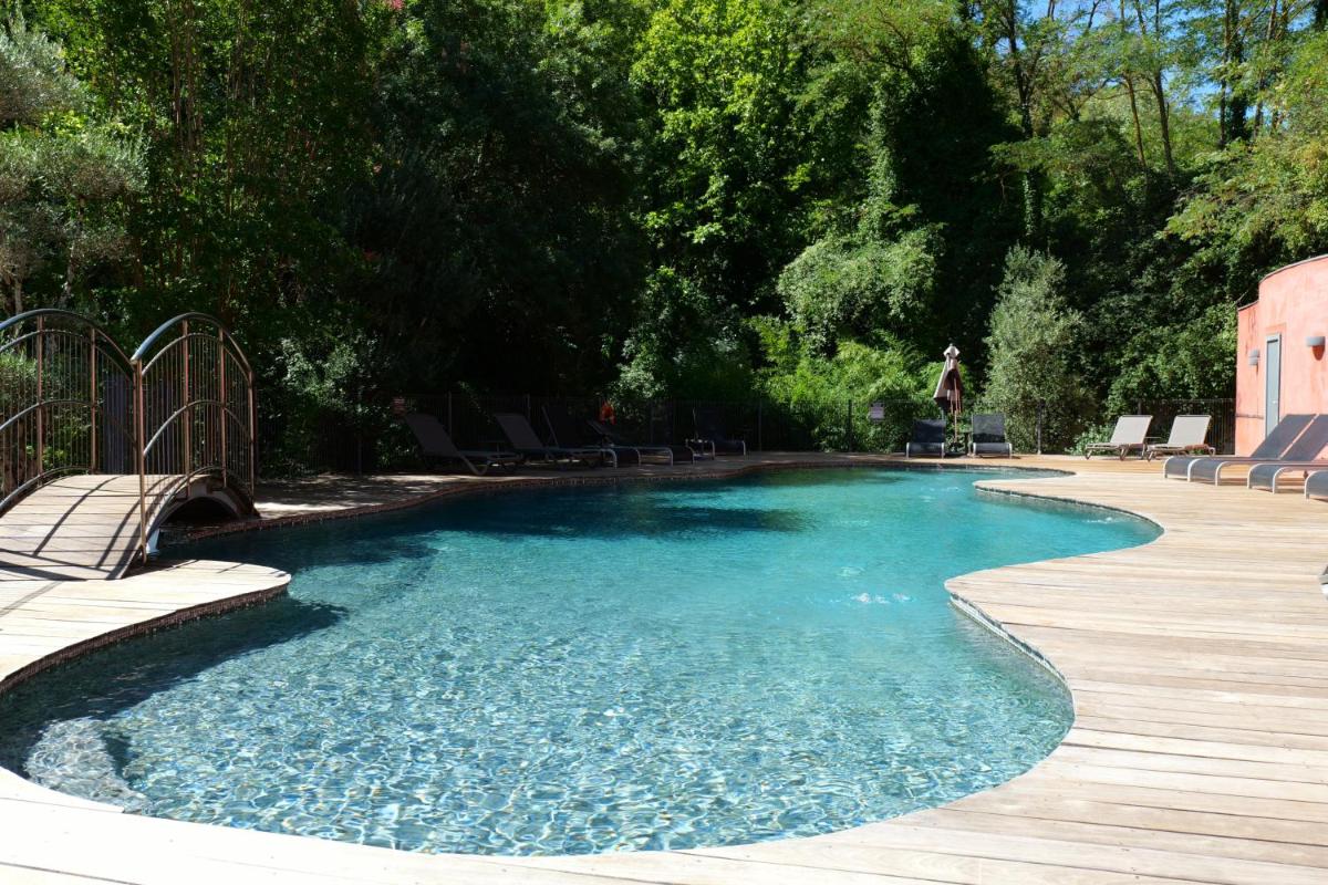 Piscine de l'établissement Hostellerie Les Gorges De Pennafort ou située à proximité