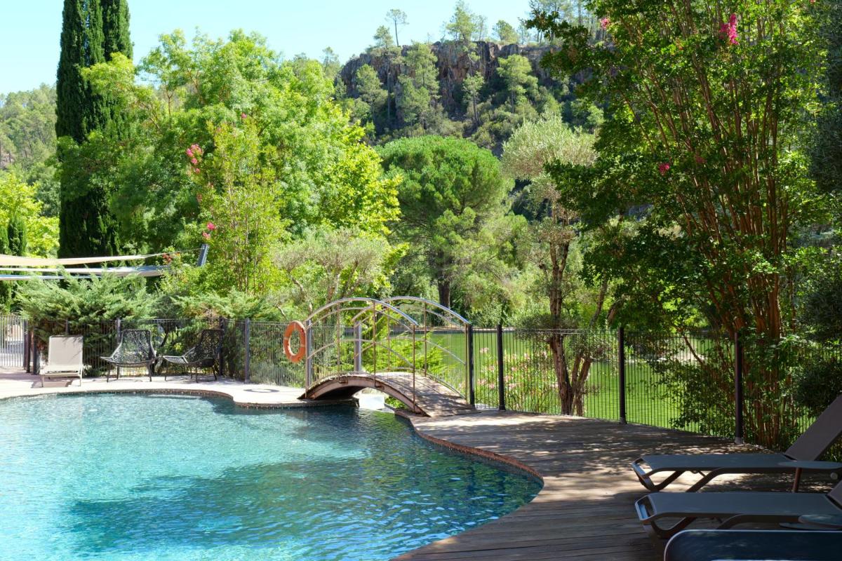 Piscine de l'établissement Hostellerie Les Gorges De Pennafort ou située à proximité