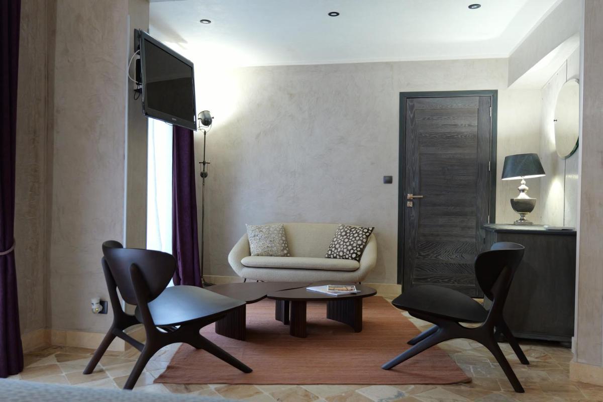 Coin salon dans l'établissement Hostellerie Les Gorges De Pennafort