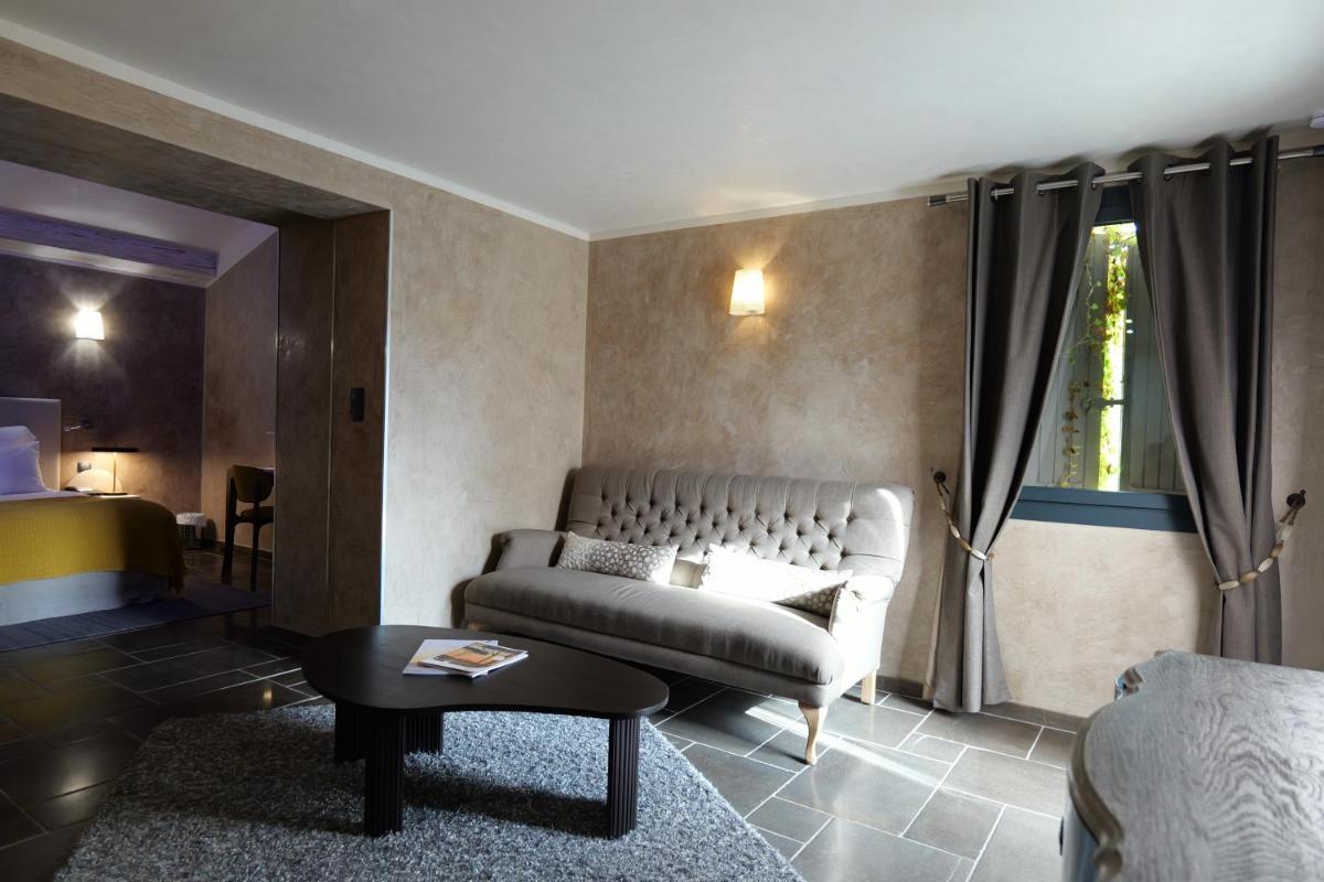 Coin salon dans l'établissement Hostellerie Les Gorges De Pennafort