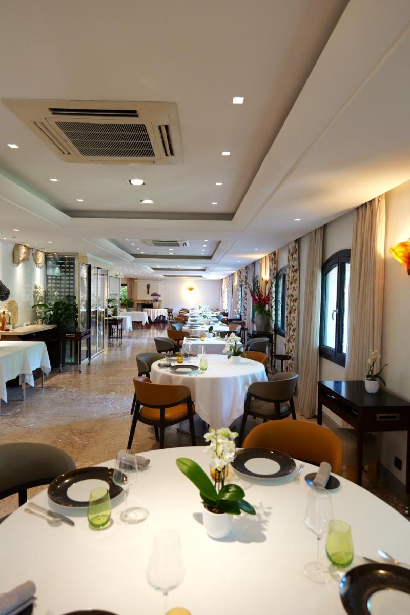 Restaurant ou autre lieu de restauration dans l'établissement Hostellerie Les Gorges De Pennafort