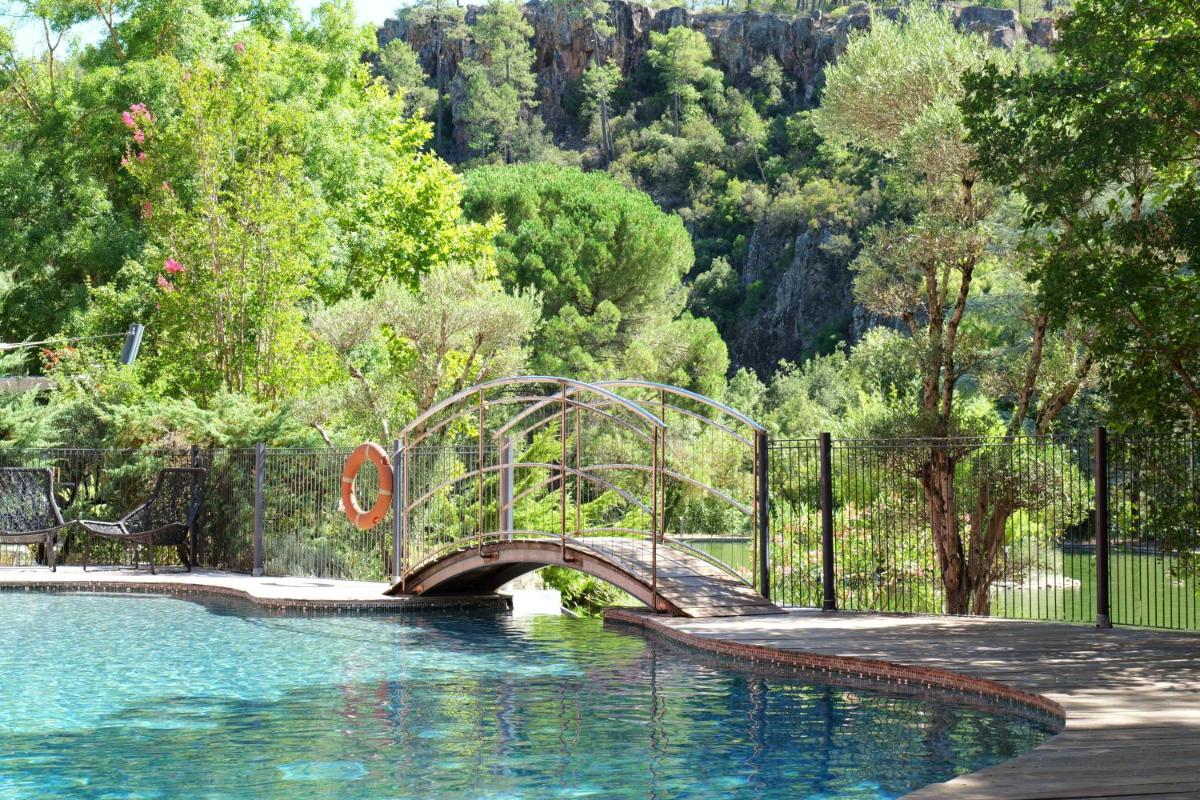 Piscine de l'établissement Hostellerie Les Gorges De Pennafort ou située à proximité