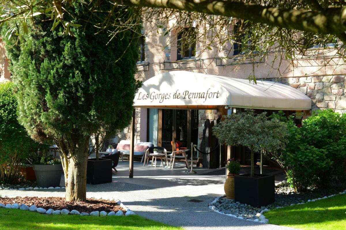un restaurant avec un auvent devant un bâtiment dans l'établissement Hostellerie Les Gorges De Pennafort, à Callas
