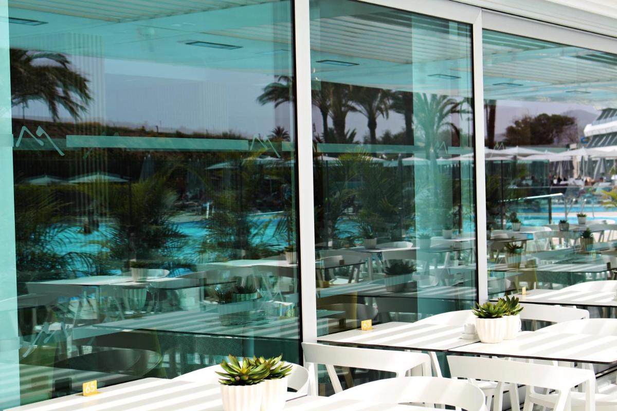 Un restaurante o sitio para comer en Santa Monica Suites Hotel