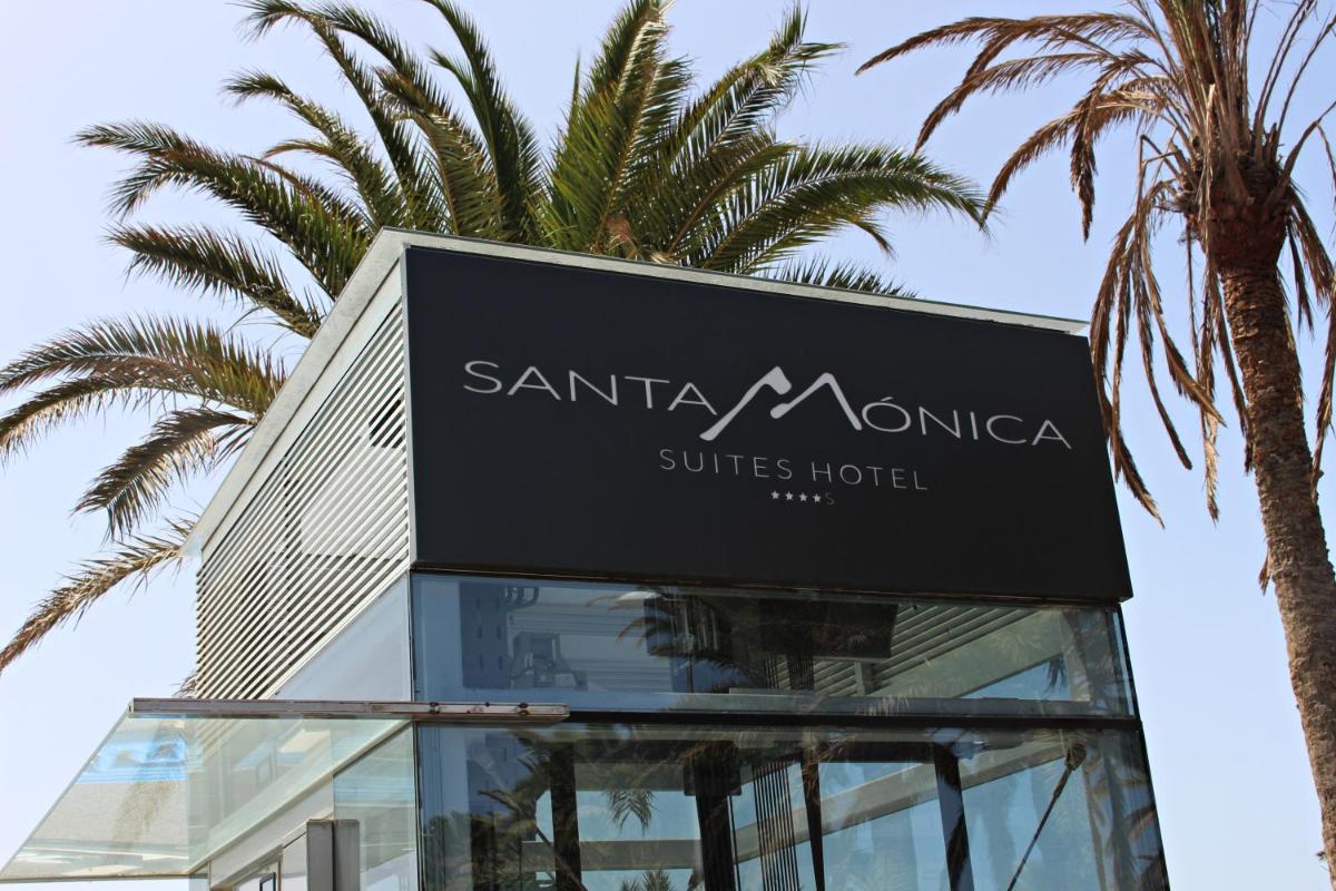 Certificado, premio, señal o documento que está expuesto en Santa Monica Suites Hotel