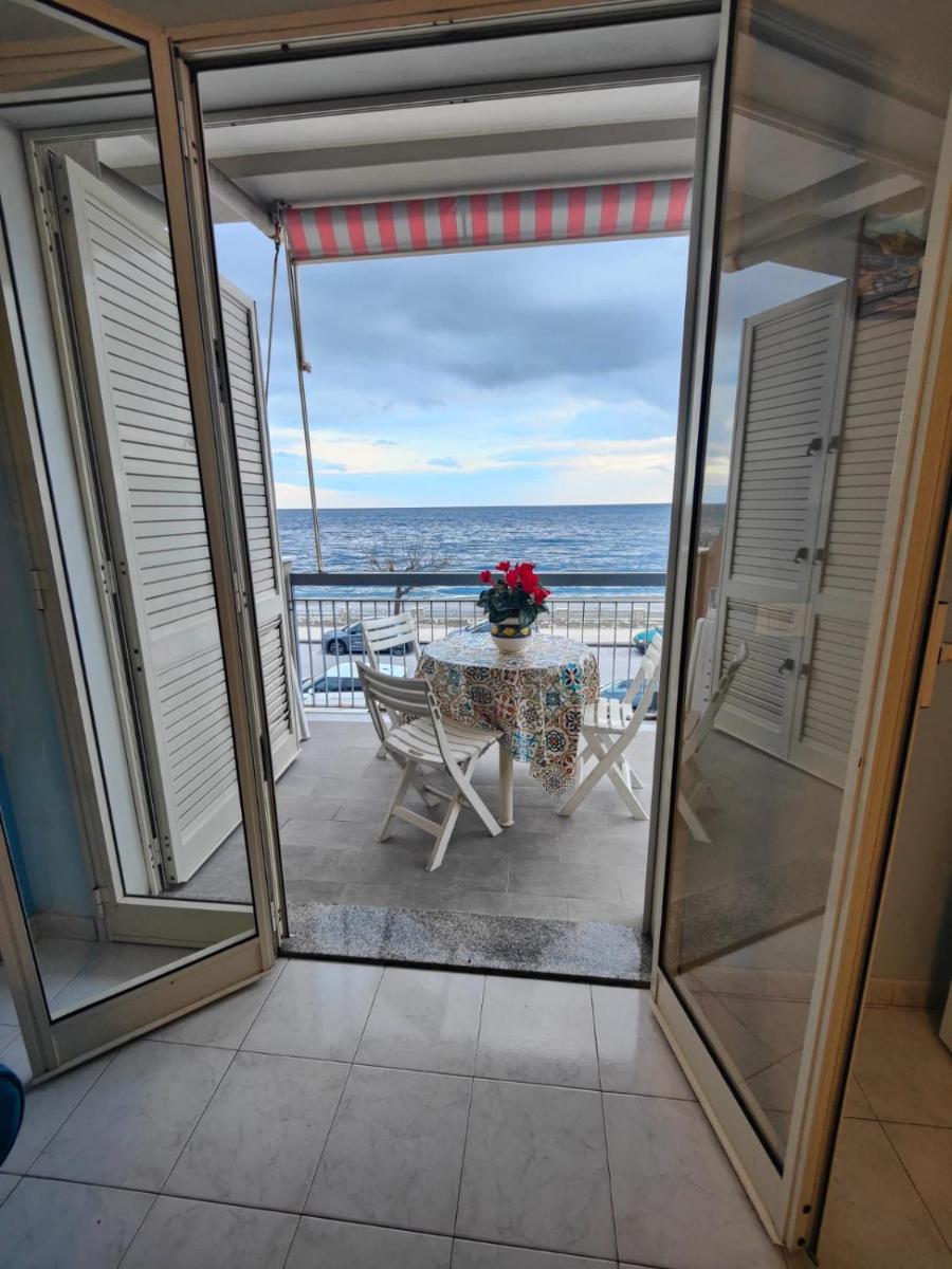 Mirone Apartment FRONTE MARE beachfront house - Housity