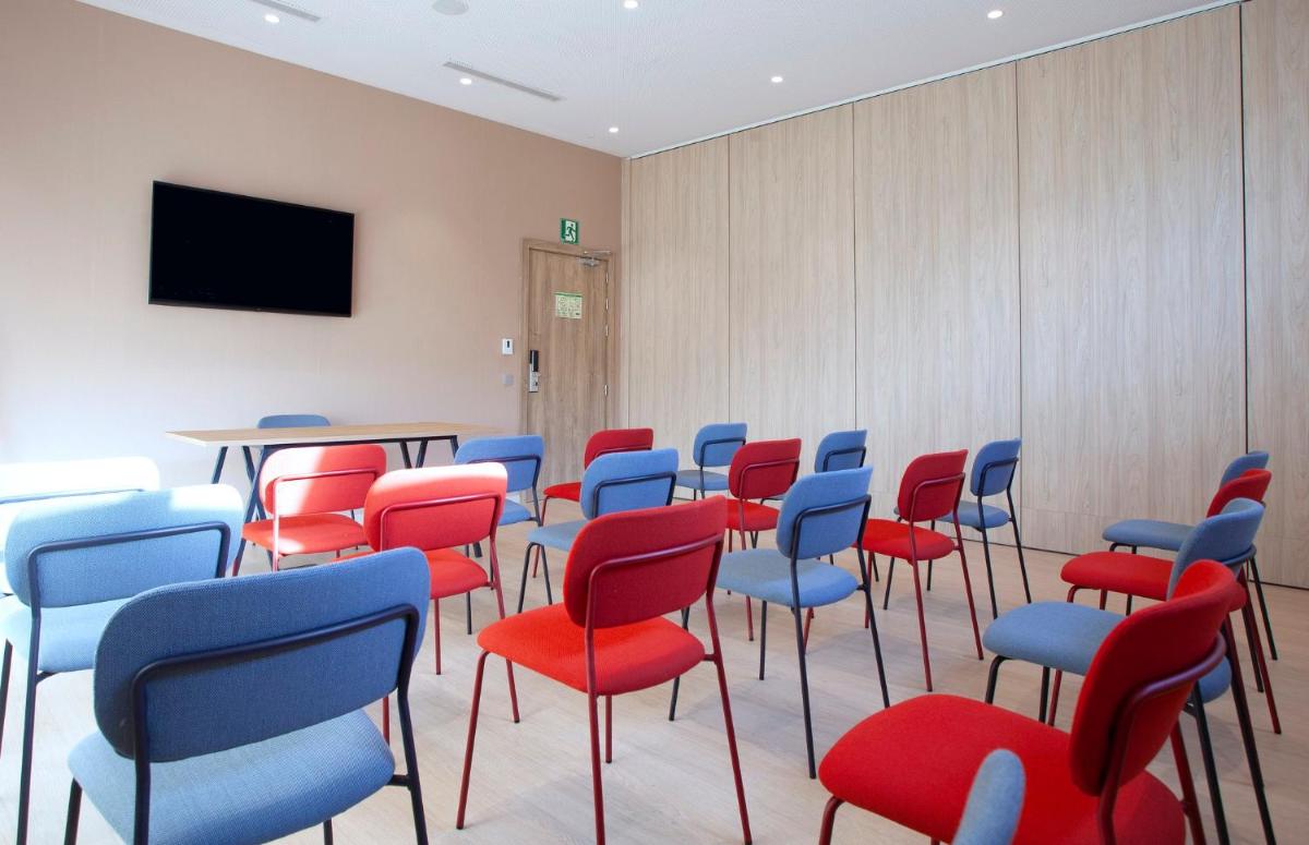 Holiday Inn Express & Suites Barcelona - Sabadell by IHG - Housity