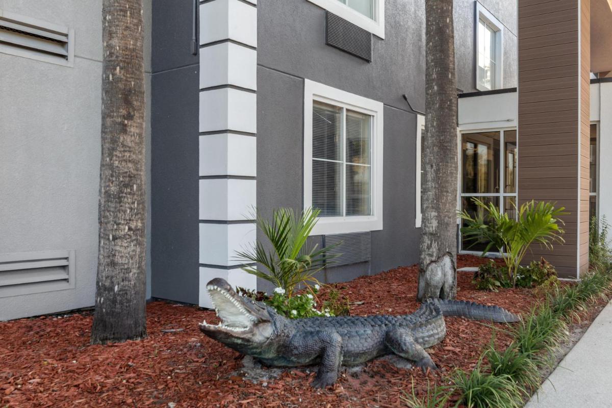 HOM Hotel Gainesville, SureStay Collection by Best Western - Housity