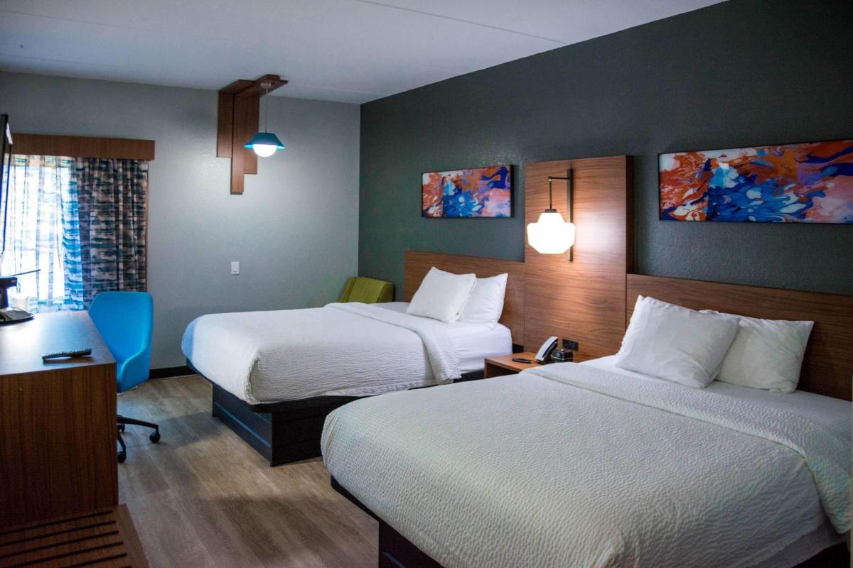 La Quinta Inn & Suites by Wyndham Fayetteville I-95 - Housity