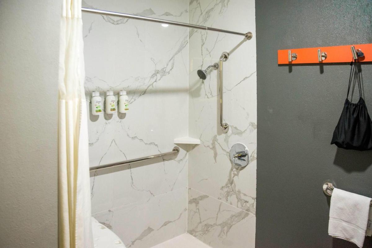 La Quinta Inn & Suites by Wyndham Fayetteville I-95 - Housity