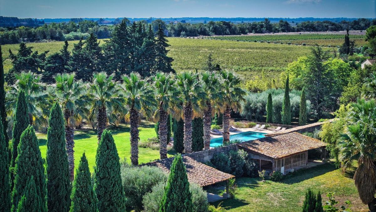 vue aérienne d'une villa avec des palmiers dans l'établissement HOTEL et APPARTEMENTS DOMAINE DES CLOS - Teritoria, à Beaucaire