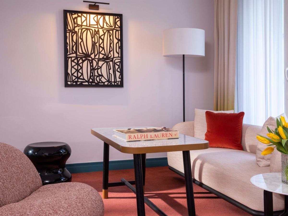 Coin salon dans l'établissement Hôtel Bel Ami