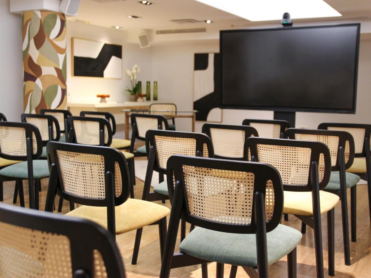 Télévision ou salle de divertissement dans l'établissement Hôtel Bel Ami