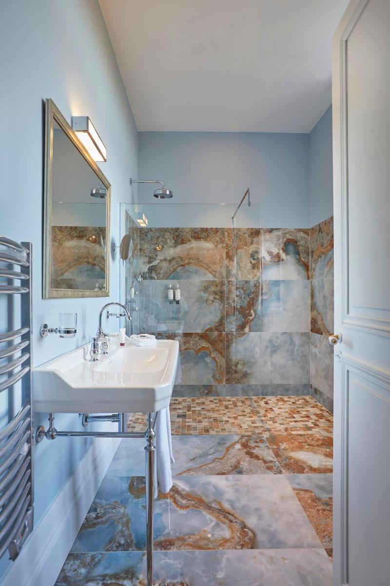 Salle de bains dans l'établissement Château Capitoul