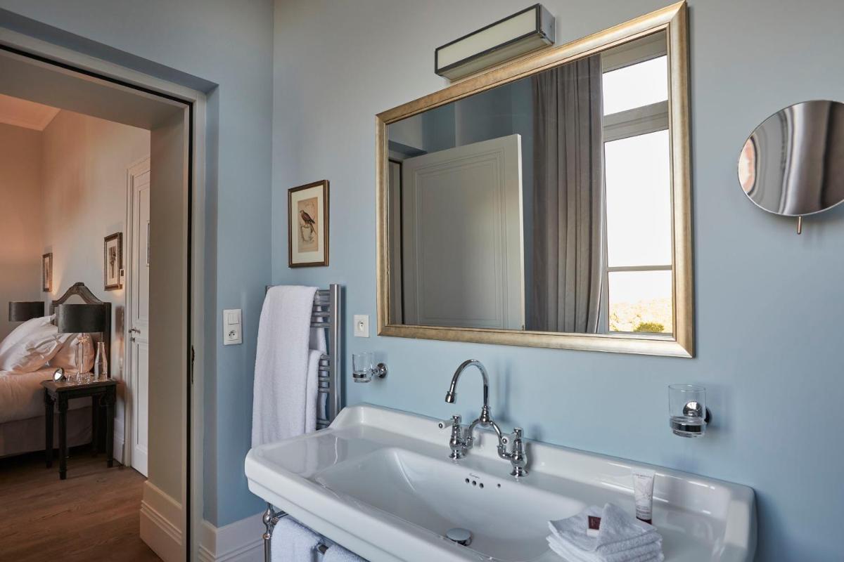 Salle de bains dans l'établissement Château Capitoul