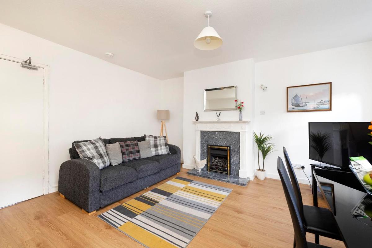 Sunny & spacious Royal Mile apt dating from 1677 - Housity